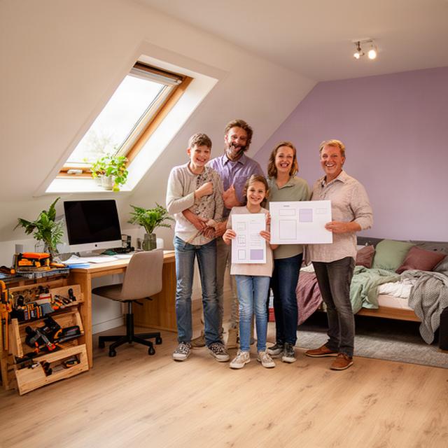 Gezin bij een pas verbouwde zolder met een overzicht van hun vierjarenplan