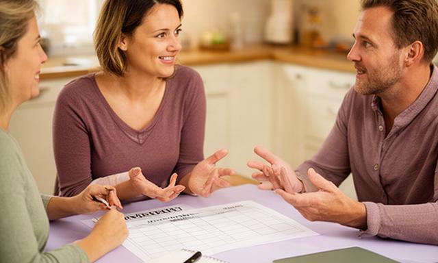 Budgetcoach bespreekt een maandplanning met een gezin aan tafel in Terneuzen